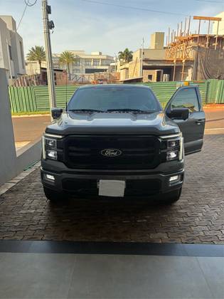 FORD F-150 5.0 V8 GASOLINA CD LARIAT BLACK FX4 AUTOMÁTICO